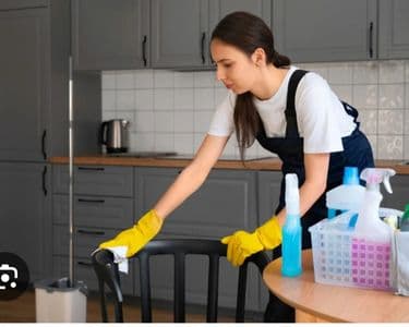 Nettoyage d'une cuisine lors d'un ménage à domicile à Blanquefort
